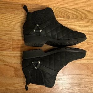 Teva De la Vina Quilted Ankle Boots. New with box.